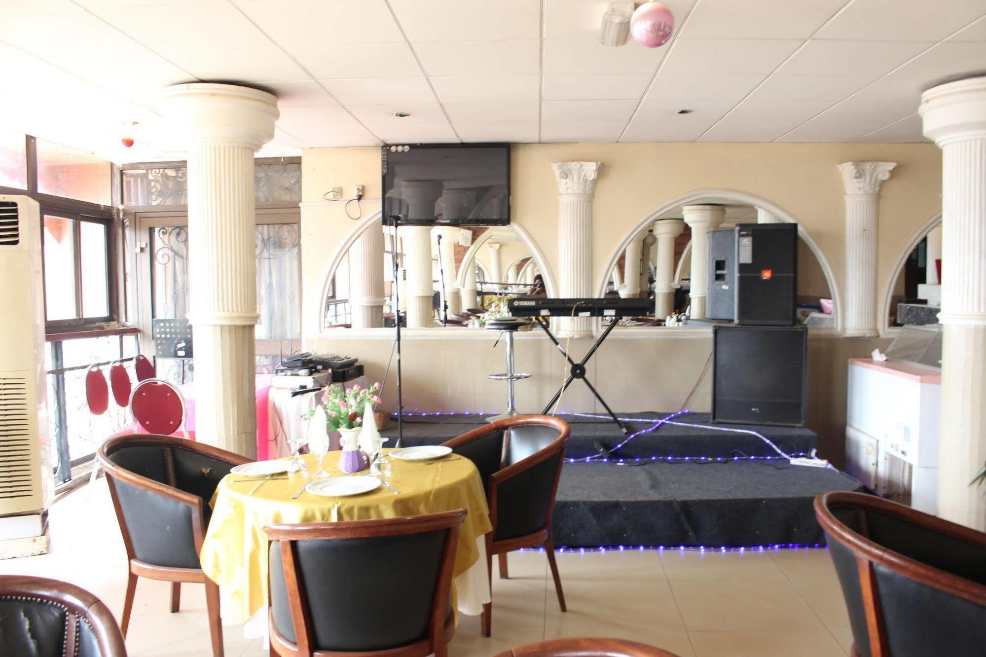 Hotel Santa Lucia ياوندي المظهر الخارجي الصورة