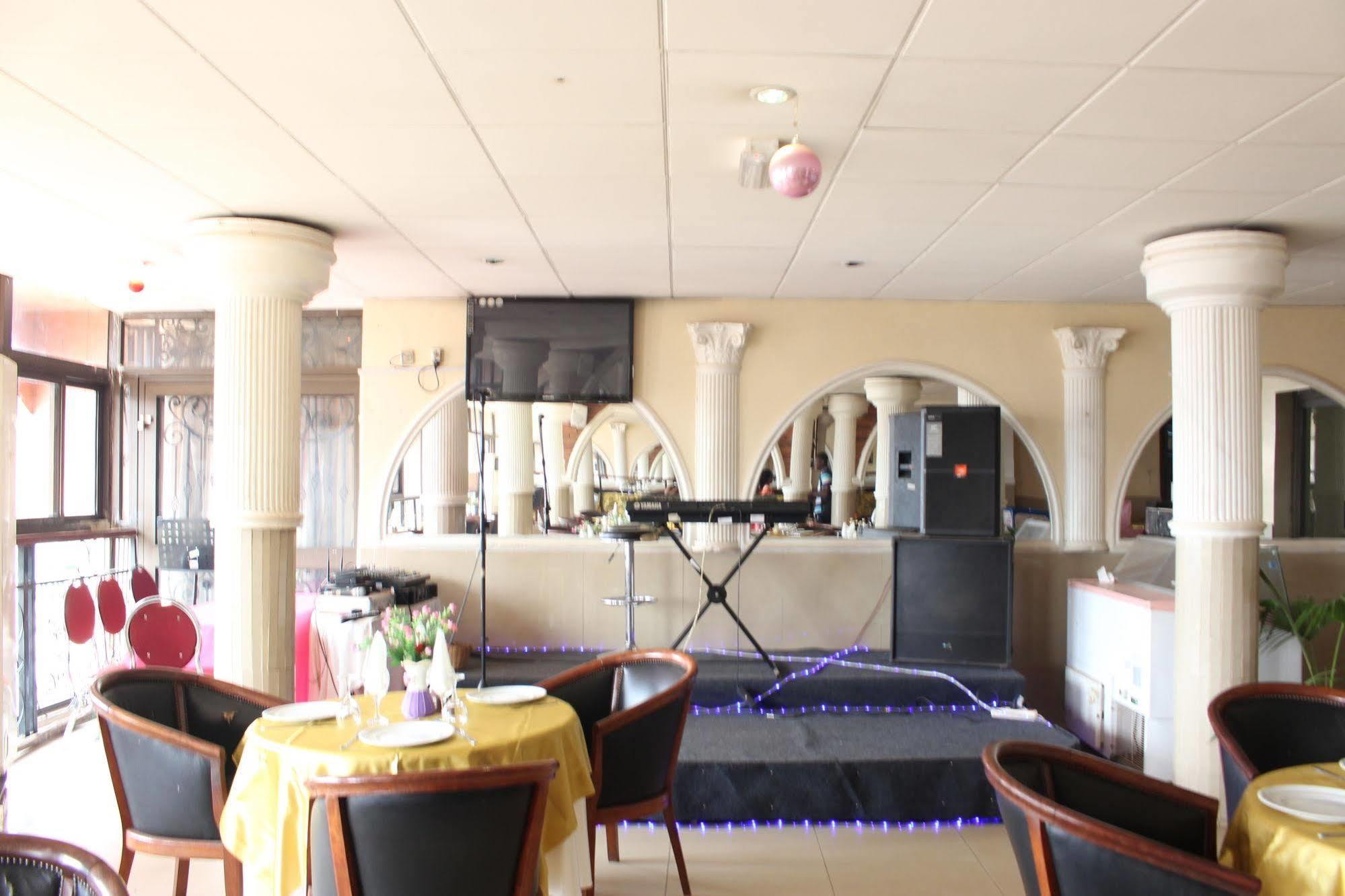 Hotel Santa Lucia ياوندي المظهر الخارجي الصورة