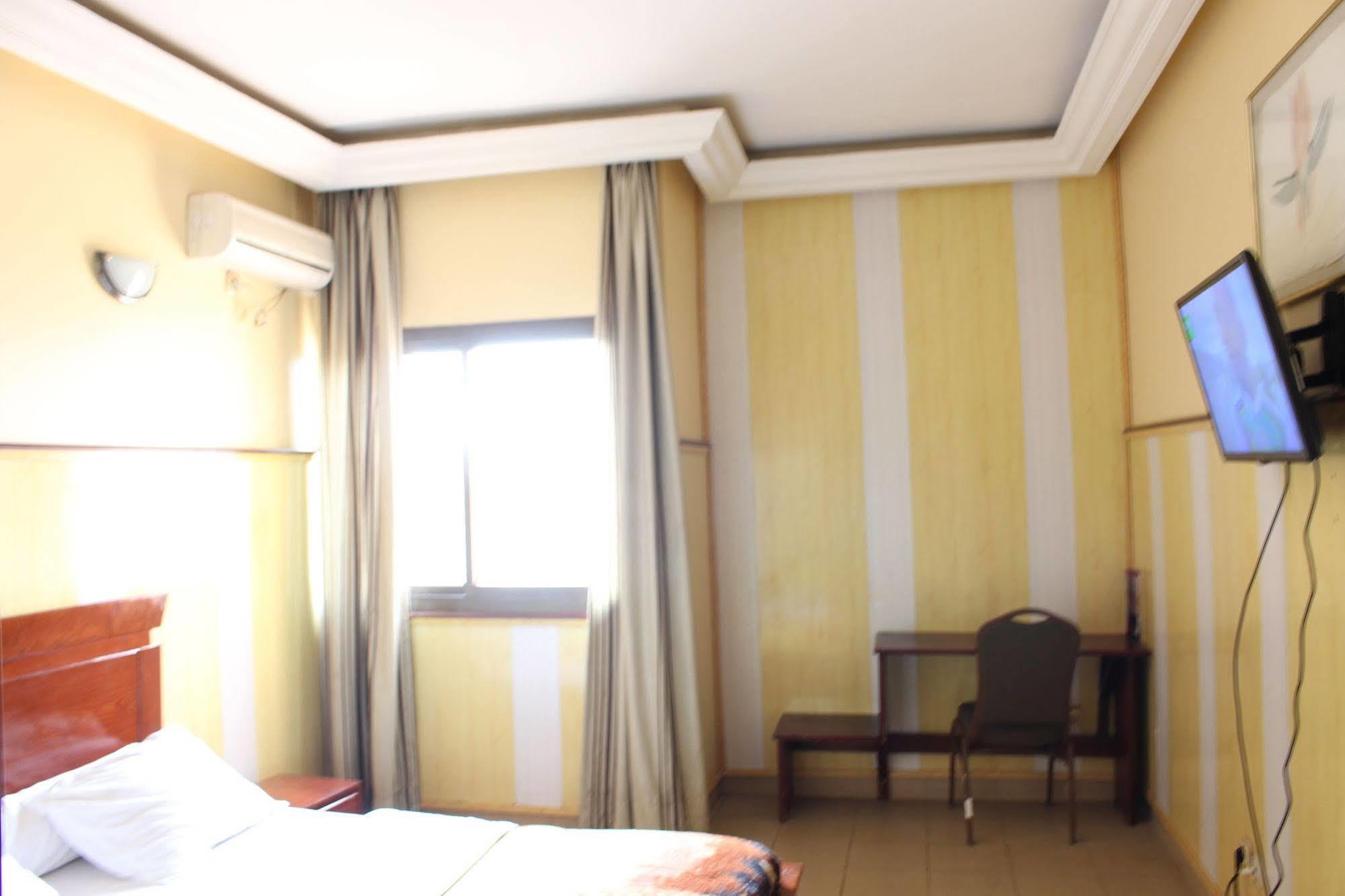 Hotel Santa Lucia ياوندي المظهر الخارجي الصورة